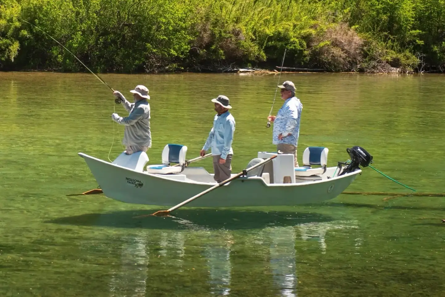Drift boat nuevo navegando con pescadores