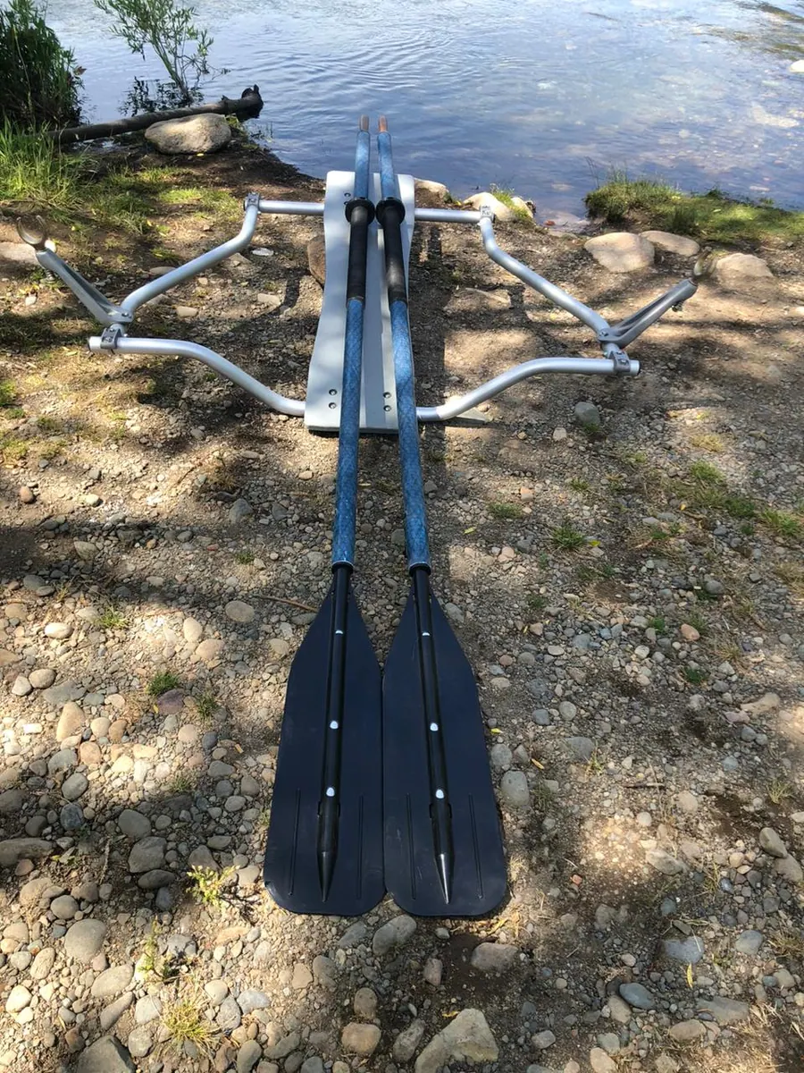 Frame de cola para rafting equipado con remos de carbono y palas Carlisle