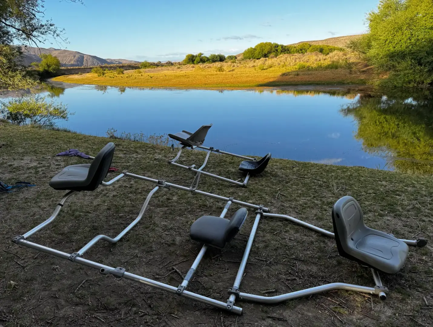 Dos configuraciones de frames para dos y tres pescadores junto a un lago