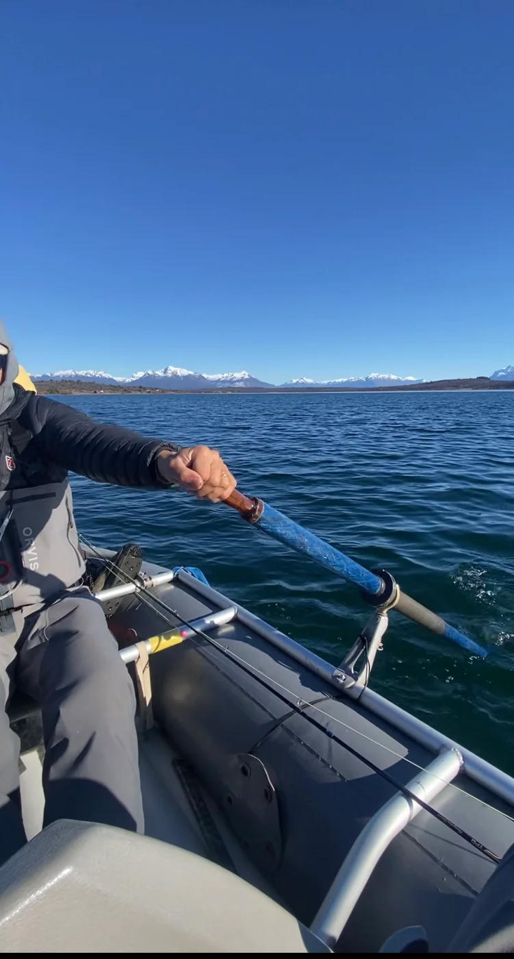 Remo de carbono siendo utilizado en un lago